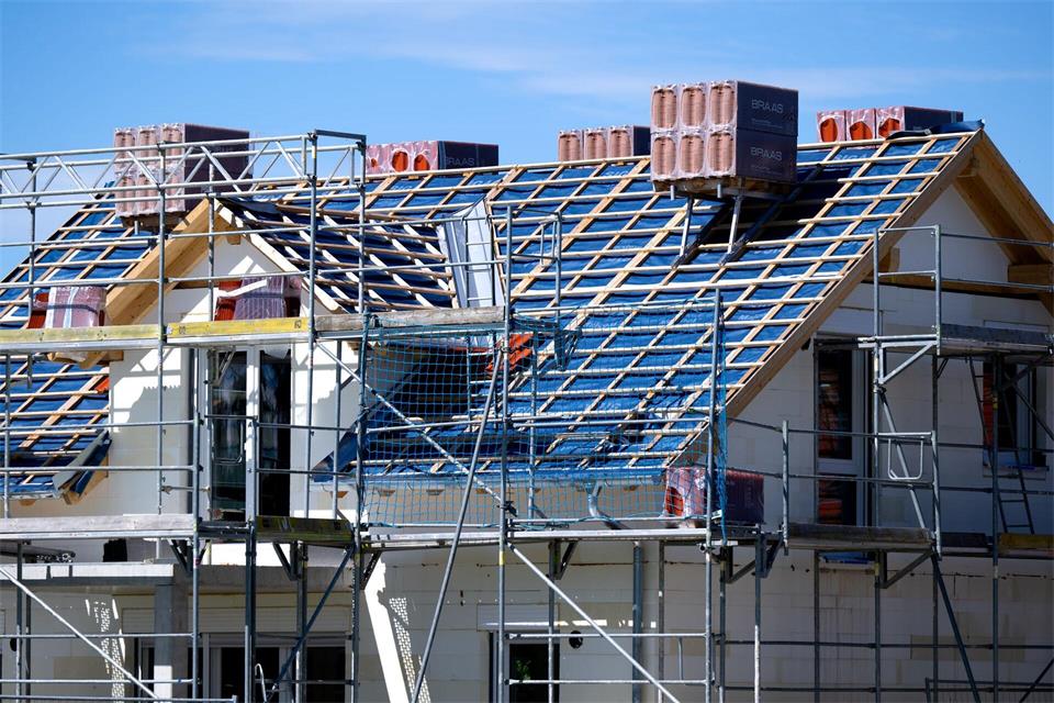 Der Renditeanstieg hat auch Folgen für Immobilienkäufer und Bauherren in Deutschland, da sich Bauzinsen an zehnjährigen Bundesanleihen orientieren. (Symbolbild)Sven Hoppe/dpa