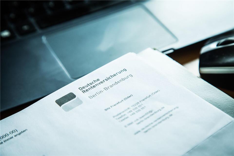 Der Rentenbescheid zeigt zum Beispiel auf, wie sich der hochgerechnete Rentenanspruch im Zuge der jährlichen Rentenanpassung entwickeln könnte.picture alliance/dpa/dpa-tmn