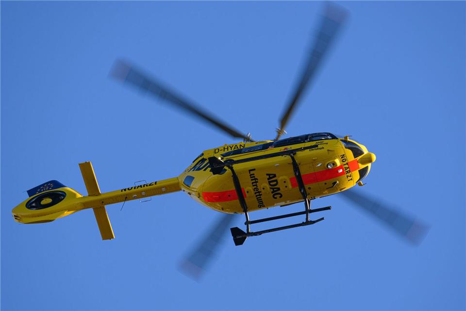 Der Rettungs- und Intensivtransporthubschrauber „Christoph 77“ der ADAC-Luftrettung fliegt am Himmel. (Symbolbild)Robert Michael/dpa
