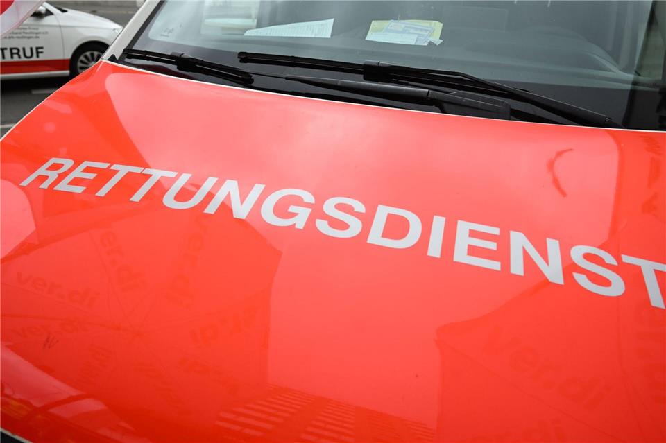 Der Rettungsdienst betreute mehrere Verletzte an der Schule. (Symbolbild)Bernd Weißbrod/dpa