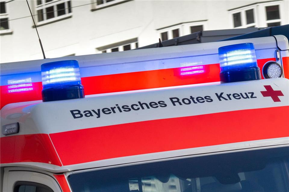Der Rettungsdienst brachte das Kind verletzt in eine Klinik. (Symbolbild)Peter Kneffel/dpa