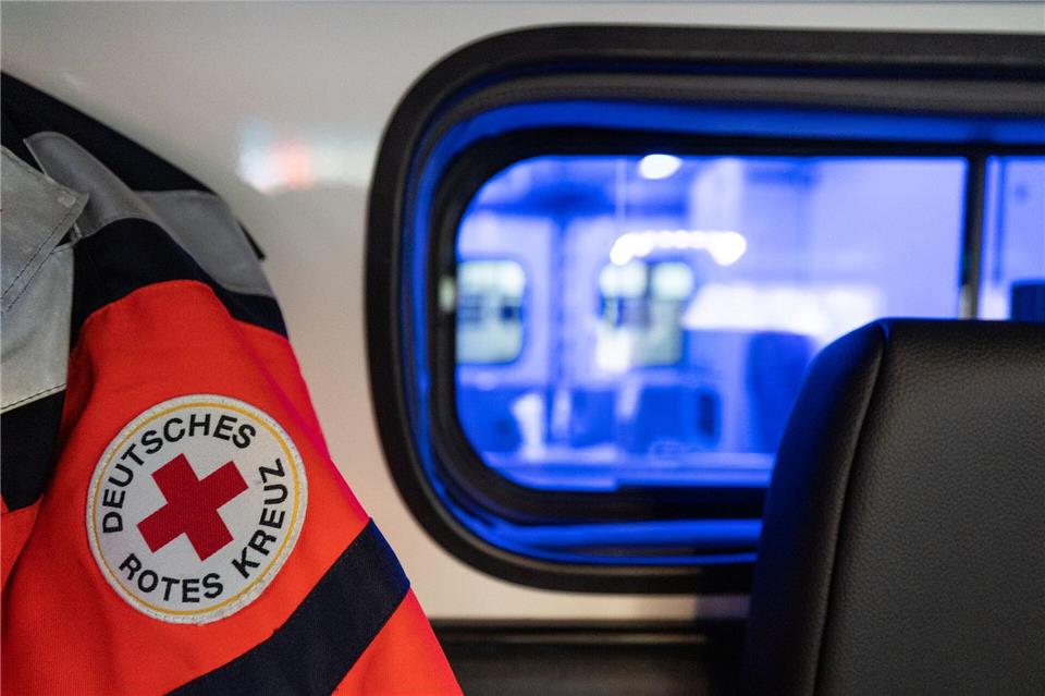 Der Rettungsdienst brachte den Mann in ein Krankenhaus. (Symbolbild)Hannes P Albert/dpa