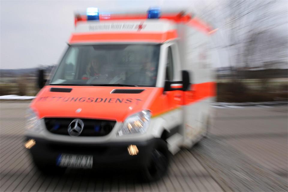 Der Rettungsdienst brachte den Schwerverletzten in ein Krankenhaus. (Symbolbild)Stephan Jansen/dpa