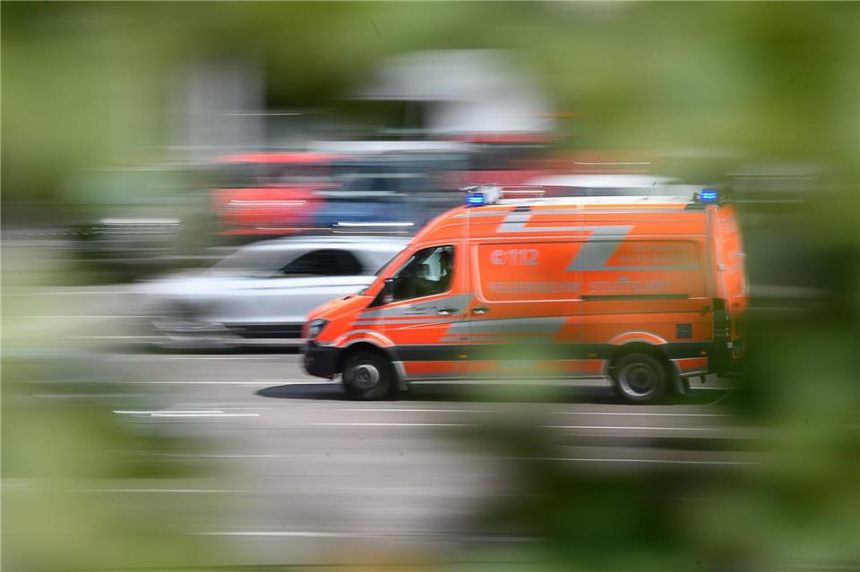 Der Rettungsdienst brachte den Sechsjährigen nach dem Zusammenstoß mit dem Auto schwer verletzt ins Krankenhaus. (Symbolbild)Sebastian Gollnow/dpa