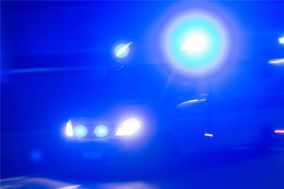Der Rettungsdienst brachte den lebensgefährlich verletzten 37-Jährigen ins Krankenhaus. (Symbolbild)Patrick Seeger/dpa
