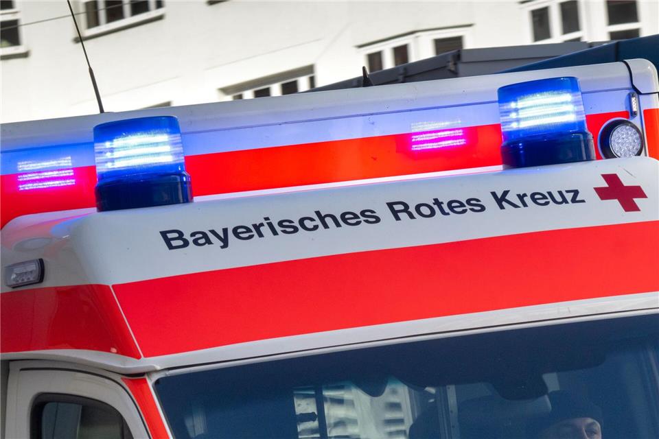 Der Rettungsdienst brachte den schwer verletzten Mann in ein Krankenhaus. (Symbolbild)Peter Kneffel/dpa