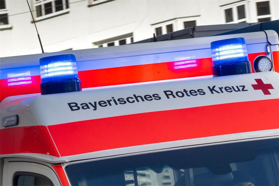 Der Rettungsdienst bringt den Mann ins Krankenhaus. (Symbolbild)Peter Kneffel/dpa