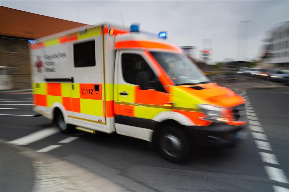 Der Rettungsdienst rückte zum Unfallort aus. (Symbolbild)Nicolas Armer/dpa