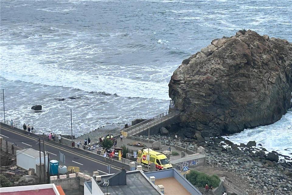 Der Rettungsdienst versorgt am Strand von Roque de Las Bodegas mehrere Menschen, die durch eine Riesenwelle verletzt wurden.112 Canarias/dpa