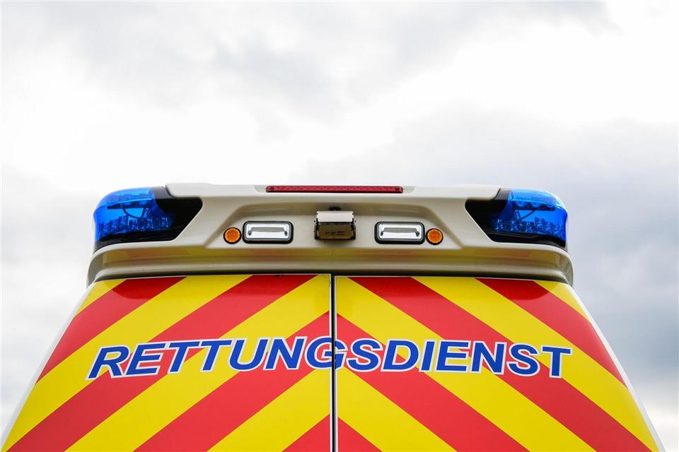 Der Rettungsdienst will dem Mann eigentlich helfen. (Symbolbild)Philipp Schulze/dpa
