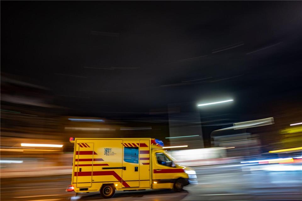 Der Rettungsdienst wird unter die Lupe genommen und dann verbessert. (Archivbild)Robert Michael/dpa