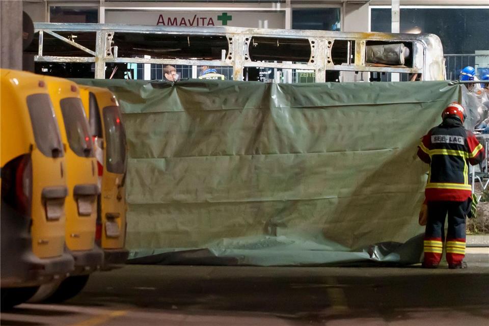 Der Rettungseinsatz war am Abend noch im Gange, wie die Polizei des Kantons auf Facebook berichtete. Laurent Merlet/KEYSTONE/dpa