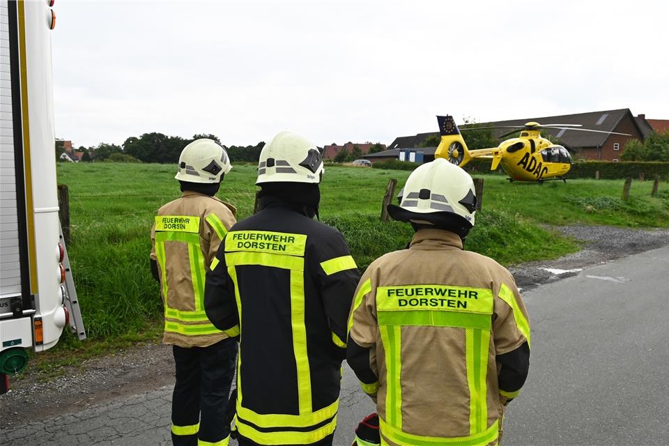 Der Rettungshubschrauber „Christoph 8“ landete in Lembeck auf einer nahegelegenen Wiese.