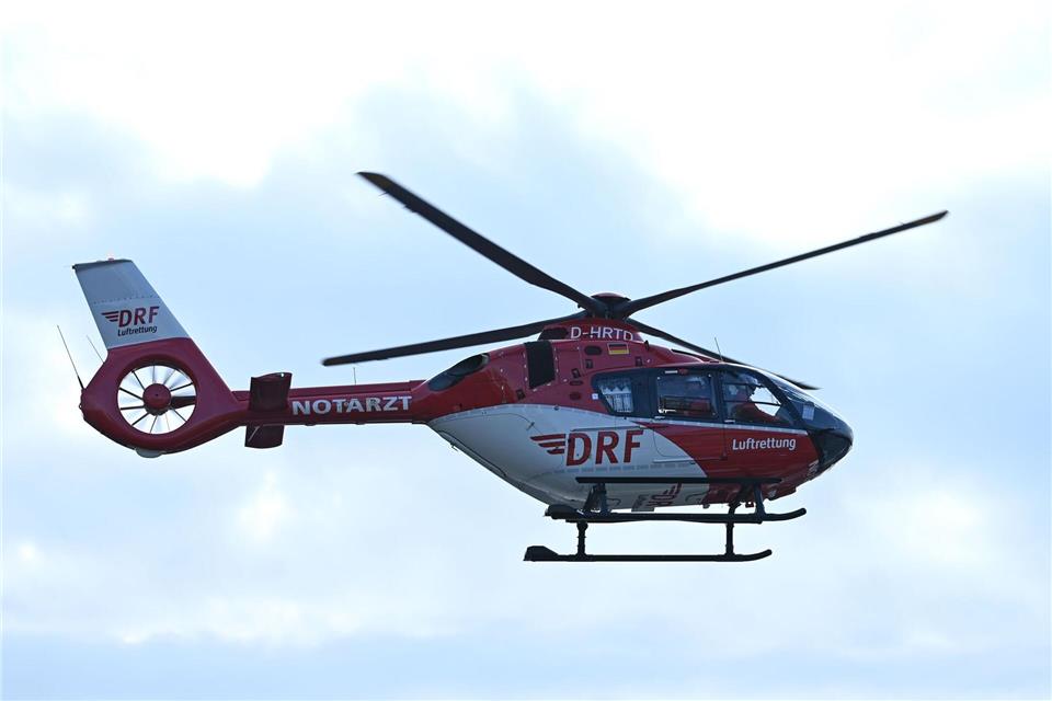 Der Rettungshubschrauber flog zu dem Unfallort. (Symbolbild)Elisa Schu/dpa