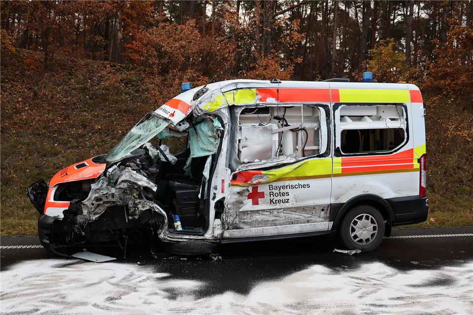 Der Rettungswagen ist mit einem Lastwagen zusammengestoßen. Ralf Hettler/dpa