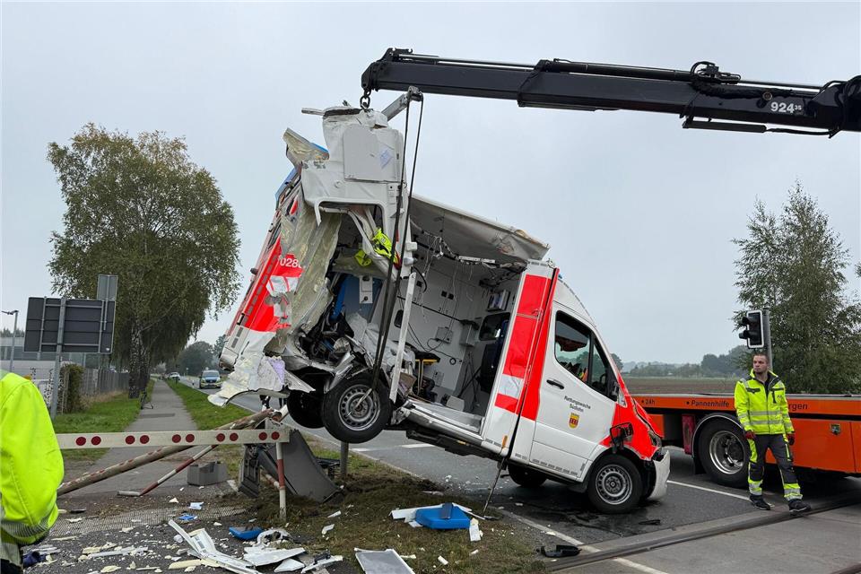 Der Rettungswagen wurde von der Unfallstelle geborgen.TV7News/dpa