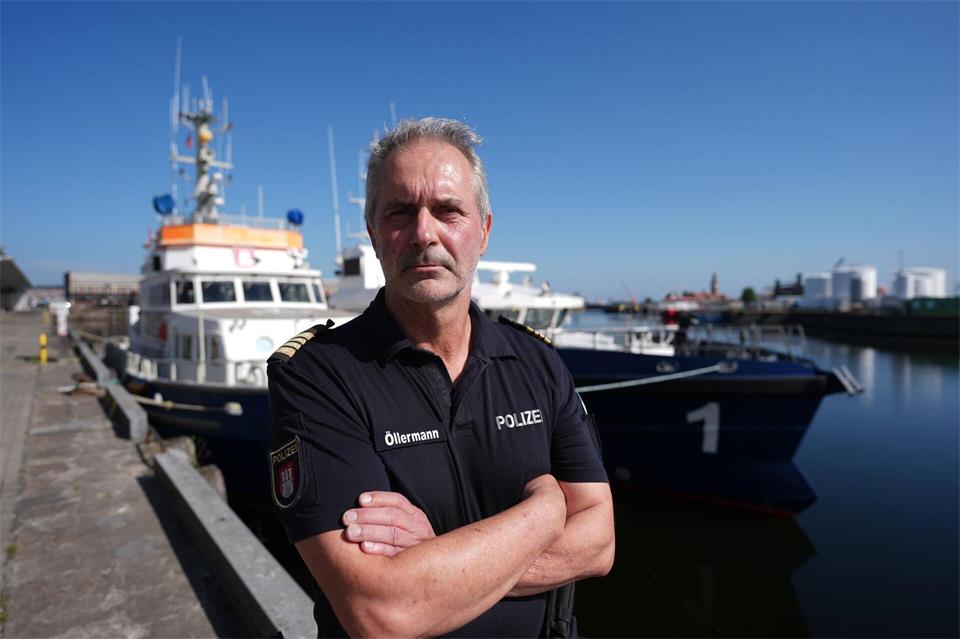 Der Revierleiter Toni Öllermann ist verantwortlich für das Einsatzgebiet der Wasserschutzpolizei in der Elbe von Stade bis kurz vor Helgoland. (Archivbild) Marcus Brandt/dpa