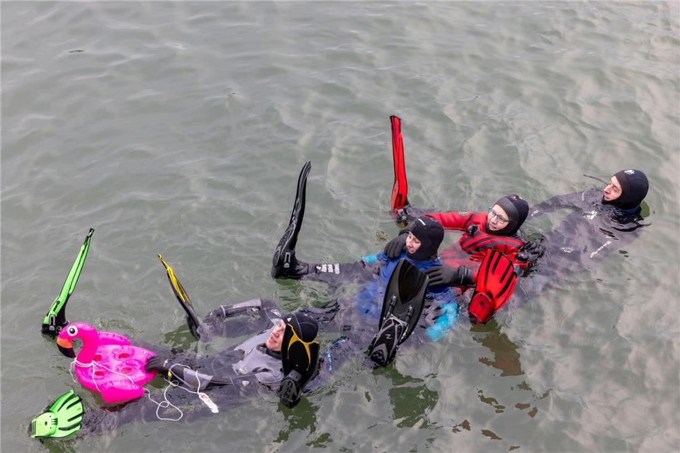 Der Rhein beim Silvester-Abschwimmen ist etwa vier Grad warm.  Helmut Fricke/dpa