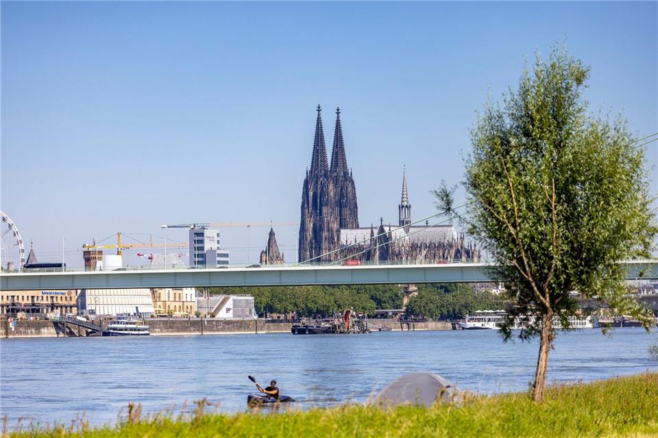 Der Rhein birgt erhebliches Potenzial zur Wärmegewinnung aus Wasser. (Archivbild)Thomas Banneyer/dpa