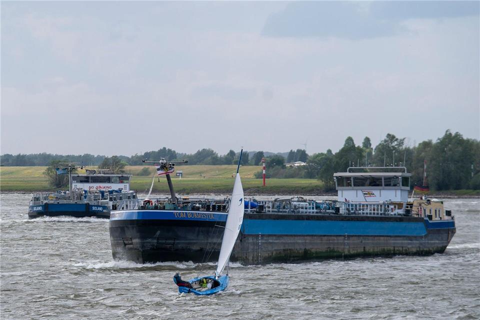 Der Rhein hat gefährliche Strömungen und ist eine vielbefahrene Schifffahrtsroute. Nach dem Vorbild vieler NRW-Kommunen hat jetzt auch der Kreis Wesel dort das Baden generell verboten.Arnulf Stoffel/dpa