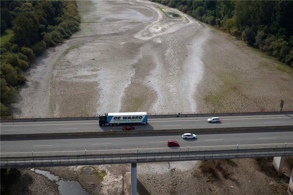 Der Rhein ist mancherorts fast nur noch ein Rinnsal. Das beeinträchtigt die Binnenschifffahrt schwer und damit auch viele Logistikketten. (Archivbild) Thomas Frey/dpa