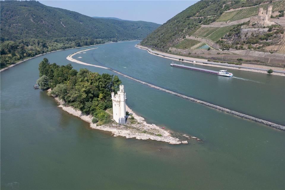 Der Rhein mutet vielerorts romantisch an - aber das Schwimmen in einer der meistbefahrenen Wasserstraßen Europas birgt etliche Gefahren. (Archivbild)Boris Roessler/dpa