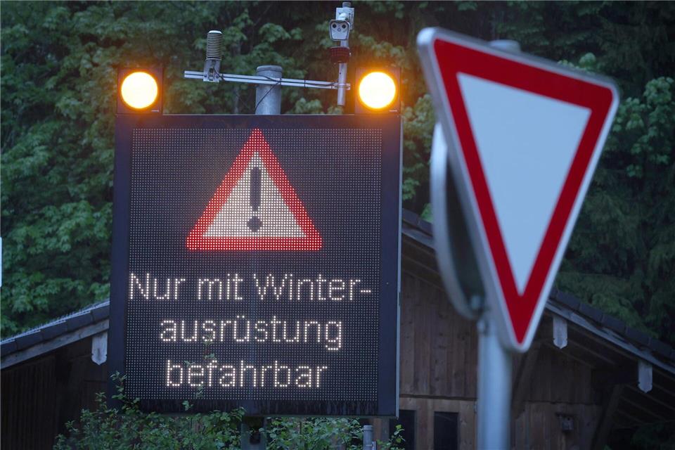 Der Riedbergpass im Oberallgäu war zunächst nur mit Winterausrüstung befahrbar. Karl-Josef Hildenbrand/dpa