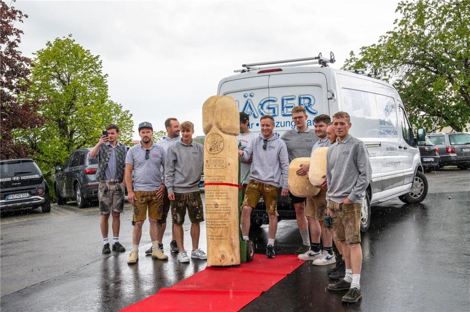 Der Riesen-Penis aus Holz soll künftig in Niederbayern für ein Kinderwunschzentrum werben.Markus Zechbauer/Zema Medien/dpa