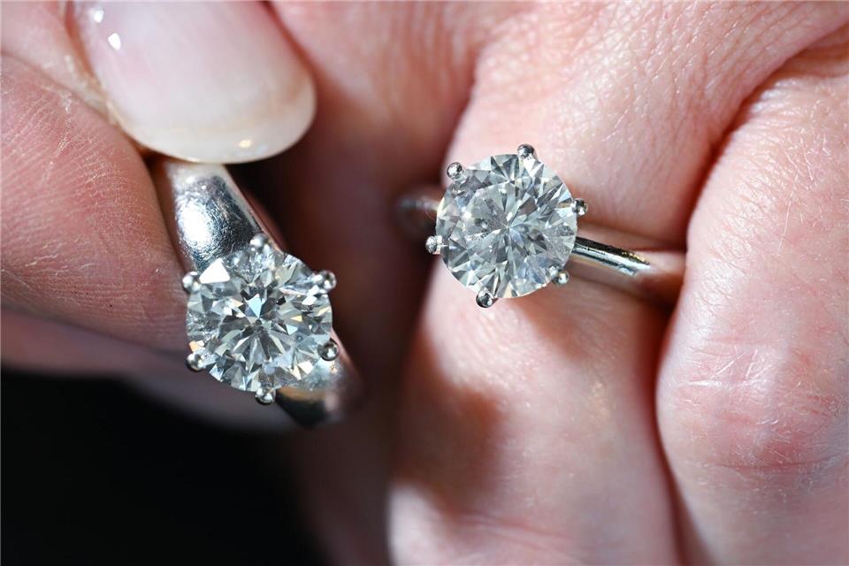 Der Ring mit dem natürlichen drei Karat großen Diamanten (links) kostet nach Angaben des Händlers rund 65.000 Euro. Jener mit der synthetischen Variante nur rund 4.000 Euro.Bernd Weißbrod/dpa