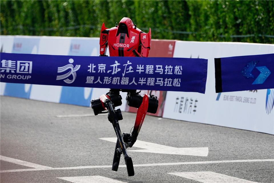 Der Roboter des Smartphone-Herstellers Honor lief als Erster über die Ziellinie. Andy Wong/AP/dpa