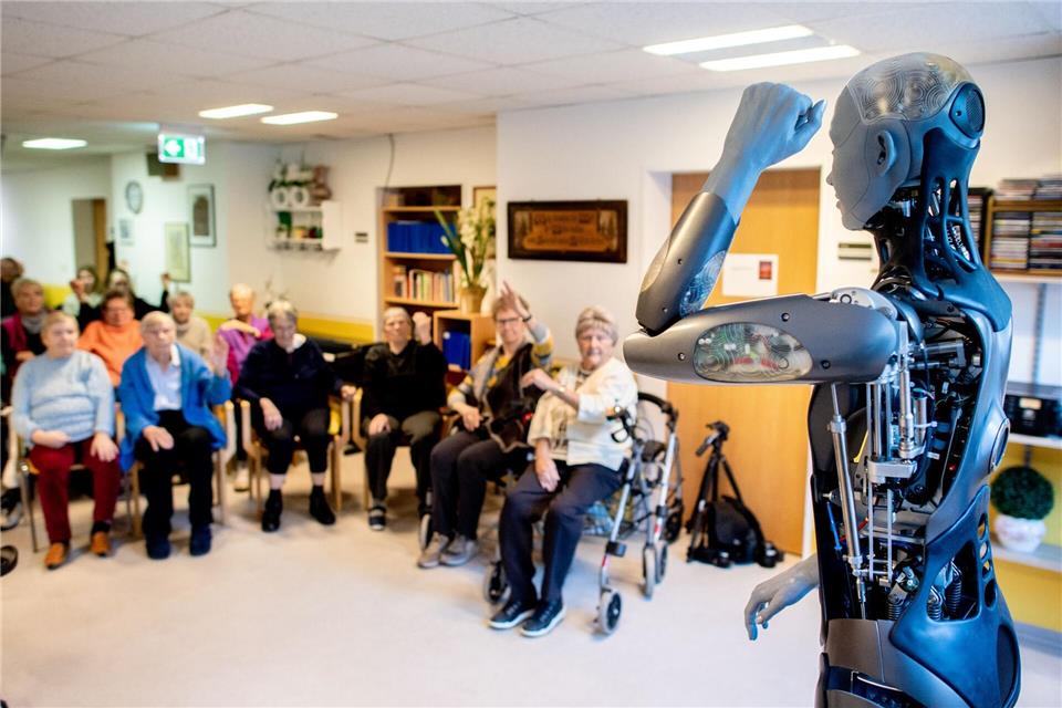 Der Roboter kommt etwa bei Gymnastikübungen in Pflegeeinrichtungen zum Einsatz. Hauke-Christian Dittrich/dpa