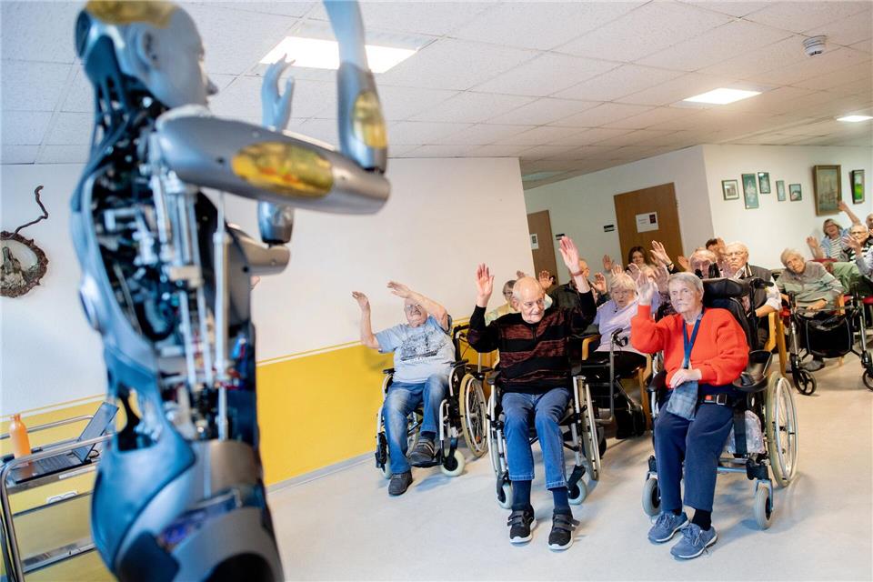 Der Roboter kommt etwa bei Gymnastikübungen in Pflegeeinrichtungen zum Einsatz.Hauke-Christian Dittrich/dpa