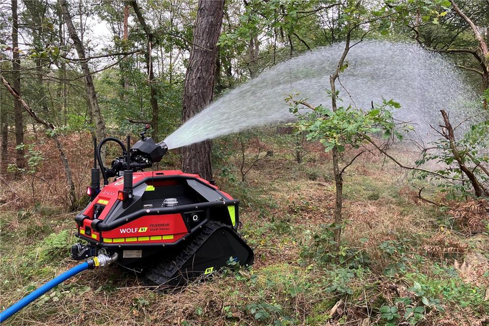 Der Roboter soll bei Bränden in schwer zugänglichem Gelände wie Waldflächen, aber auch in Tiergaragen, Industrieanlagen und bei Explosionsgefahr eingesetzt werden.Michael Bauer/dpa