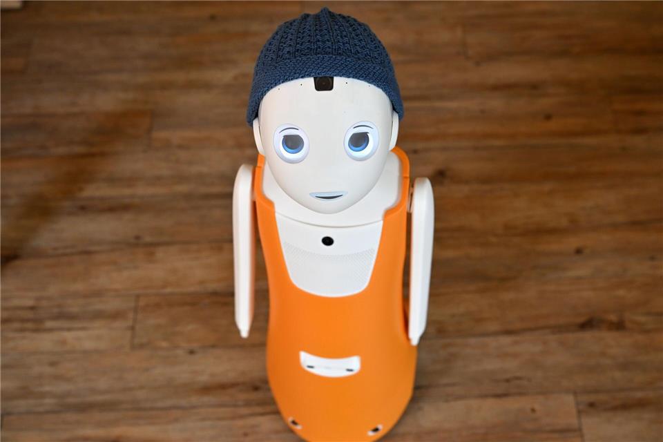 Der Roboter wird von den Bewohnern „Paul“ genannt. Er ist seit April im Sonnenhof im Einsatz.Martin Schutt/dpa