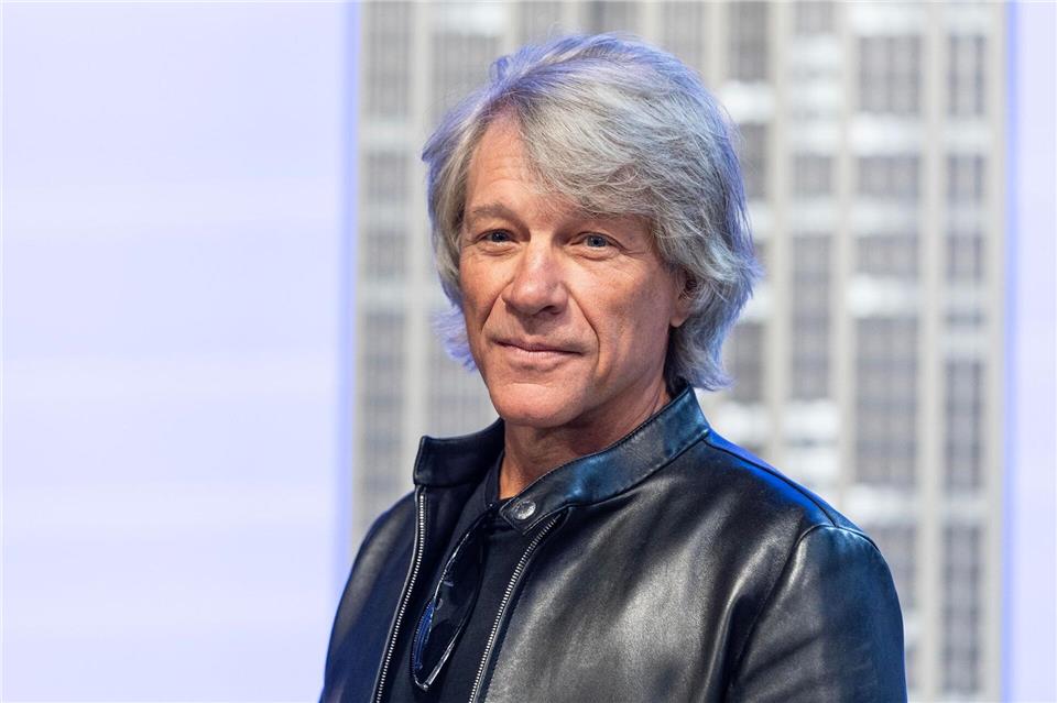 Der Rocker Jon Bon Jovi ist laut seiner Schwiegertochter Milli Bobby Brown gerade viel auf dem Boden am Krabbeln. (Archivbild)Lev Radin/ZUMA Press Wire/dpa