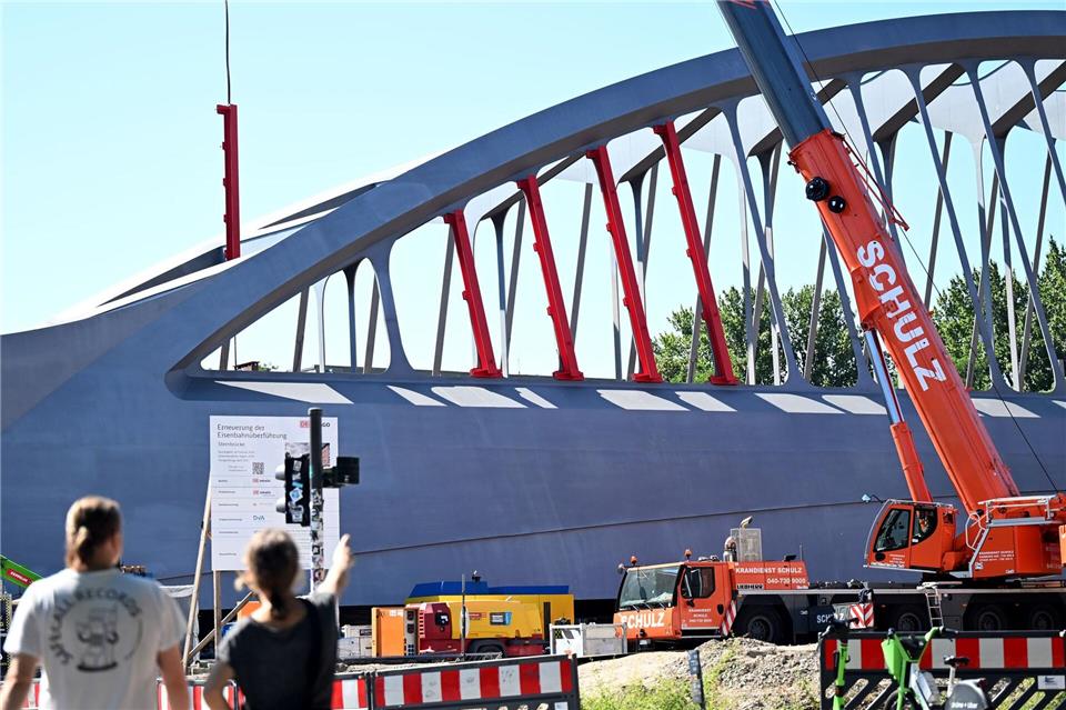 Der Rohbau der Sternbrücke soll Ende Juli an den Zielort transportiert werden.Lilli Förter/dpa