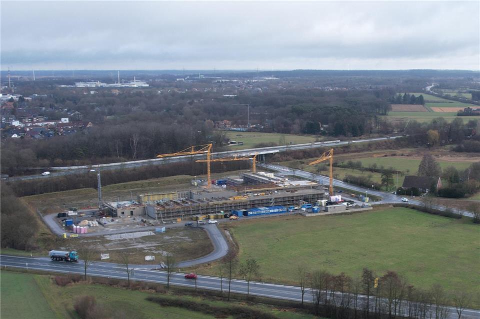 Der Rohbau der neuen Feuer- und Rettungswache soll Mitte des Jahres fertig sein.