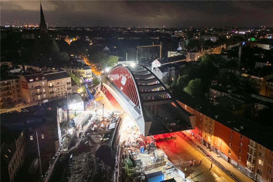 Der Rohbau der neuen Sternbrücke. Hier noch kurz vor dem Ziel.Christian Charisius/dpa