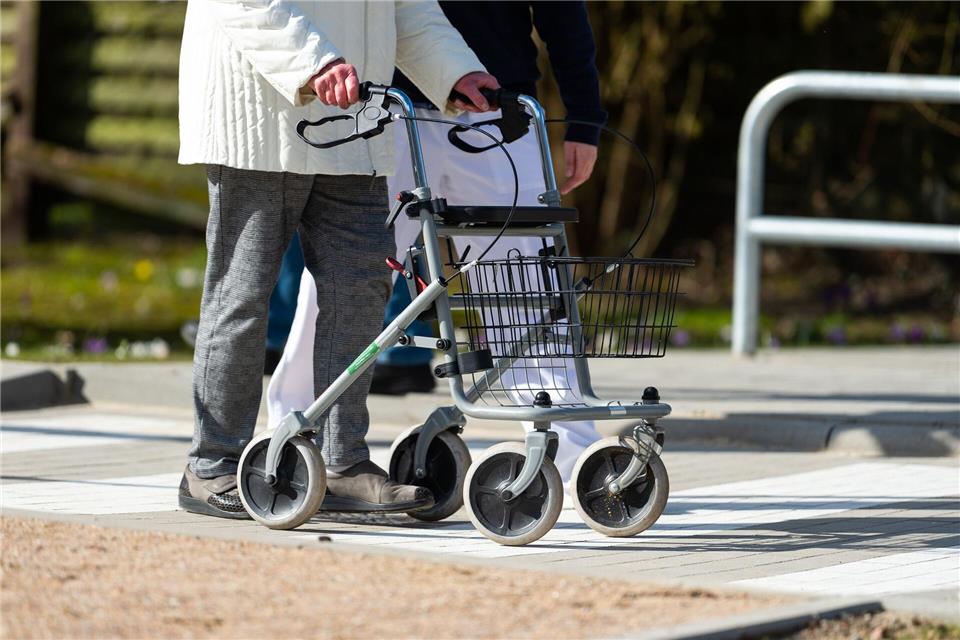 Der Rollator sollte so eingestellt sein, dass eine aufrechte Körperhaltung möglich ist. picture alliance/dpa