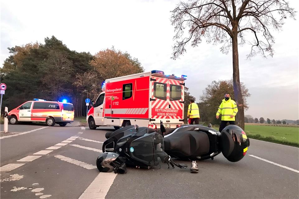 Der Rollerfahrer stürzte und hat sich dabei verletzt.