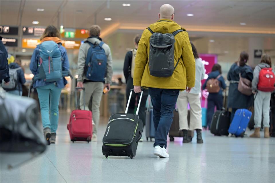 Der Rollkoffer kostet bei Lufthansa künftig extra. (Symbolbild)Malin Wunderlich/dpa