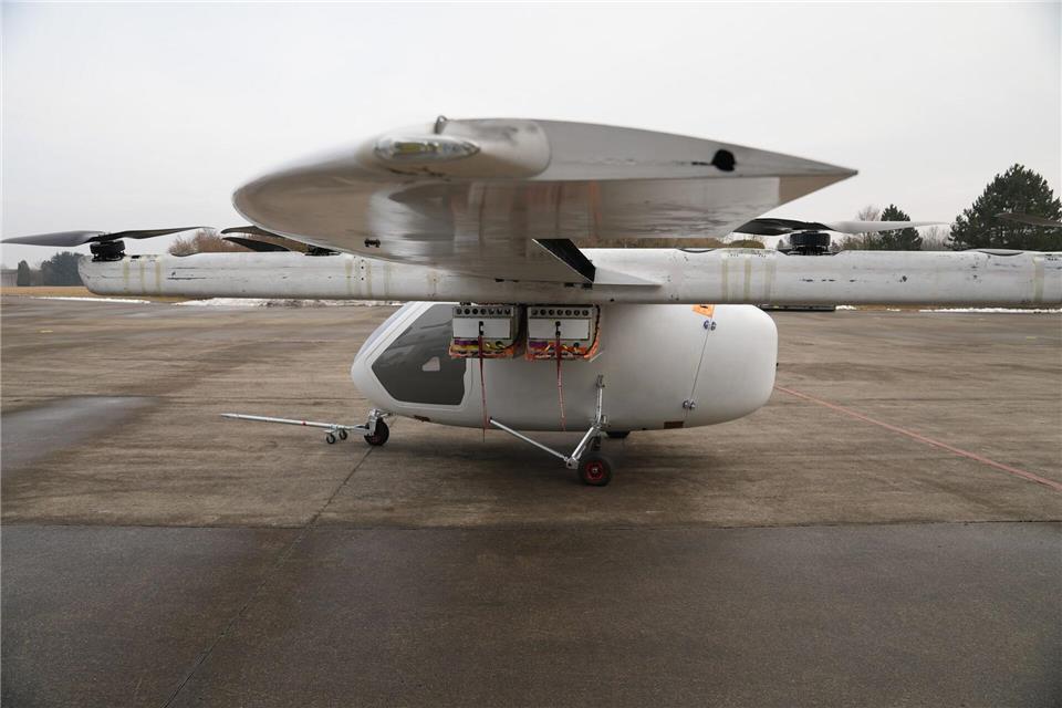 Der „Romeo“ getaufte Prototyp eines Senkrechtstarters mit Hybrid-Antrieb diente als Grundlage für die Entwicklung einer etwas kleineren Drohne, die schon 2028 auf den Markt kommen soll. (Archiv)Ehsan Monajati/dpa