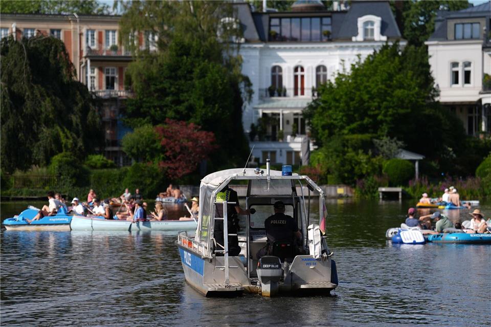 Der Rondeelteich, ein Nebengewässer der Alster, ist bei Bootsfahrern beliebt.Marcus Brandt/dpa