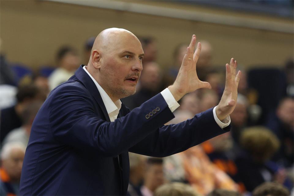 Der Rostocker Coach Przemyslaw Frasunkiewicz gibt Anweisungen an sein Team.Danny Gohlke/dpa