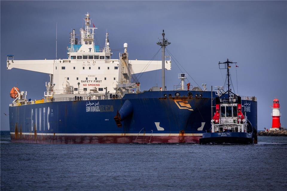 Der Rostocker Hafen ist mit Abstand der größte in MV. Er musste 2024 Einbußen beim Güterumschlag und auch bei der Zahl der Passagiere hinnehmen. (Archivbild)Jens Büttner/dpa