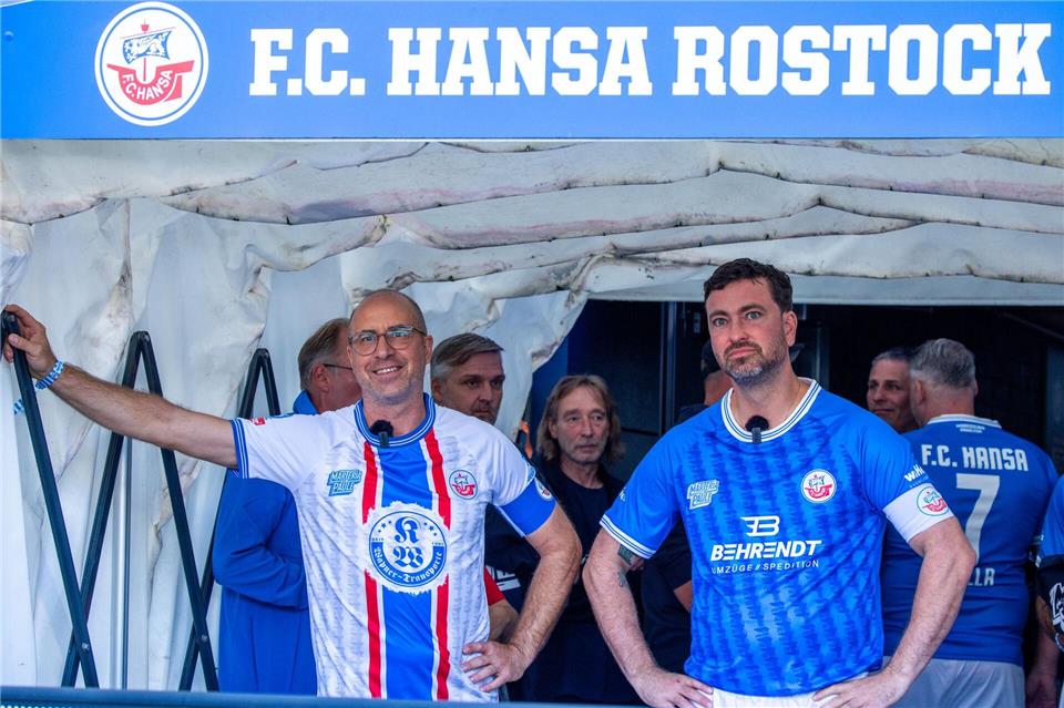 Der Rostocker Rapper Marteria (r) und der ehemalige Hansa-Kapitän Stefan Beinlich (l) vor dem Benefiz-Spiel im Ostseestadion.Jens Büttner/dpa