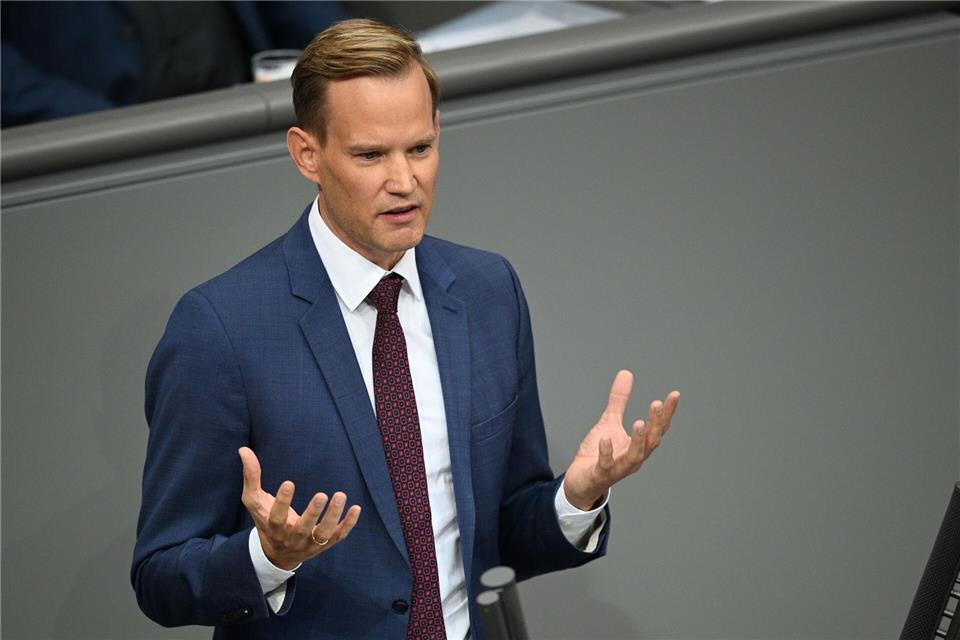 Der Rückgang des Bierabsatzes passe zu einem gesellschaftlichen Trend, sagt der Bundesbeauftragte für Sucht- und Drogenfragen, Hendrik Streeck. (Archivbild)Niklas Graeber/dpa