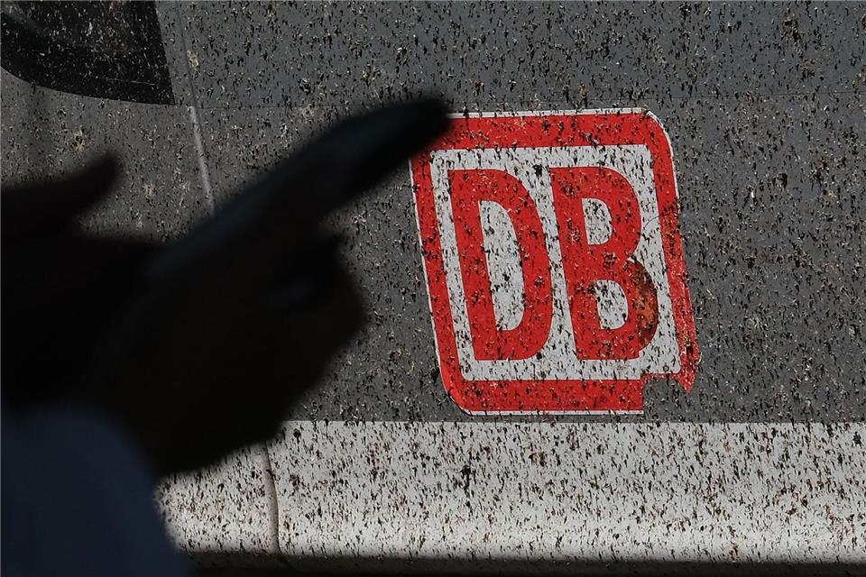 Wer übernimmt bei der Bahn? Ein Kandidat steht bereits fest Der Ruf der Bahn ist derzeit ramponiert. Eine neue Spitze und eine neue Strategie sollen es richten. (Archivbild)Bernd Weißbrod/dpa