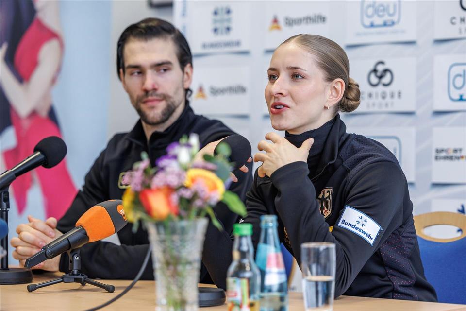 Der Rummel um Minerva Hase (r) und Nikita Volodin (l) ist groß. (Archivbild)Andreas Gora/dpa