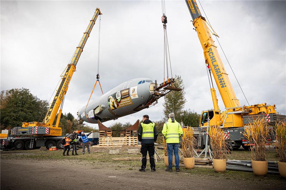 Der Rumpf des ausgedienten Bundeswehr-Airbus wird auf dem Gelände vom Serengeti-Park Hodenhagen in Position gebracht. (Archivbild)Moritz Frankenberg/dpa